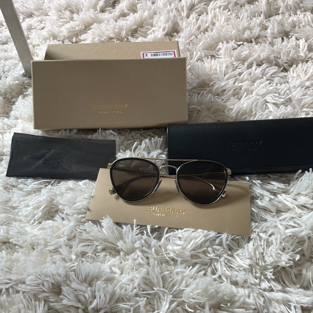 Brand new ! Burberry sunglasses - Picture 2 of 4